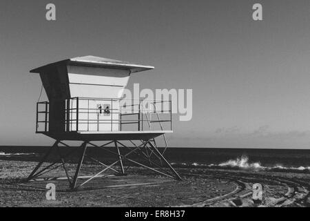 Rettungsschwimmer-Hütte am Strand gegen klaren Himmel Stockfoto