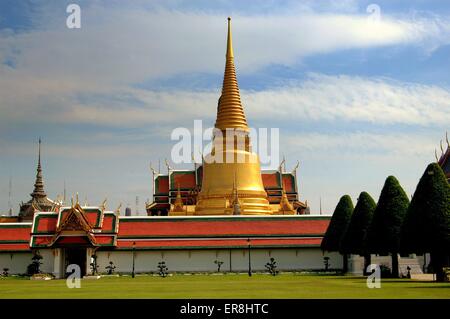 Bankok, Thailand: Große goldene Phra Siratana Chedi im Wat Phra Kaeo im Königspalast compound Stockfoto