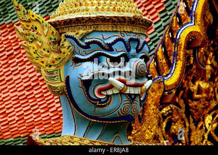 Bangkok, Thailand: Detail des Gesichts eine riesige blaue Yak Wächter Dämon Statue im Wat Phra Kaeo in der Royal Palace Compound Stockfoto