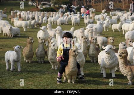 13. Februar 2015 spielt zwischen Ziege Skulpturen in Wuhan, der Hauptstadt der Mitte Chinas Provinz Hubei - Wuhan, China - ein Mädchen. Die comi Stockfoto