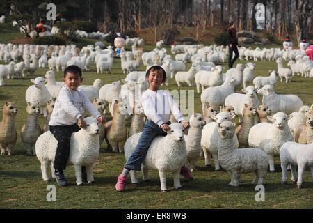 13. Februar 2015 - Wuhan, China - zwei Kinder spielen zwischen Ziege Skulpturen in Wuhan, der Hauptstadt der Mitte Chinas Provinz Hubei. Th Stockfoto