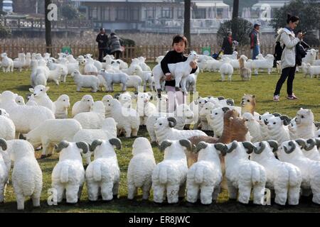 13. Februar 2015 spielt zwischen Ziege Skulpturen in Wuhan, der Hauptstadt der Mitte Chinas Provinz Hubei - Wuhan, China - A Child. Die com Stockfoto