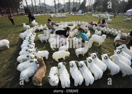 13. Februar 2015 - Wuhan, China - Kinder spielen zwischen Ziege Skulpturen in Wuhan, der Hauptstadt der Mitte Chinas Provinz Hubei. Die com Stockfoto