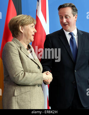 Berlin, Deutschland. 29. Mai 2015. Deutsche Bundeskanzlerin Angela Merkel (CDU) und der britische Premierminister David Cameron verabschieden in das Bundeskanzleramt in Berlin, Deutschland, 29. Mai 2015. Cameron ist auf einer Tour durch europäische Hauptstädte. Er will Reformen der EU-Mitgliedschaft Großbritanniens vor dem Referendum geplant für Ende 2017 zu verhandeln. Foto: WOLFGANG KUMM/Dpa/Alamy Live News Stockfoto