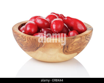 frische Aktivkohlefiltern Beeren in Holz Schüssel isoliert auf weiss Stockfoto