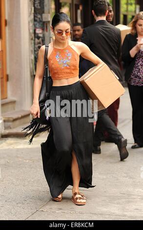 New York, NY, USA. 28. Mai 2015. Vanessa Hudgens unterwegs für Promi-Schnappschüsse - THU, Midtown Manhattan, New York, NY 28. Mai 2015. Bildnachweis: Kristin Callahan/Everett Collection/Alamy Live-Nachrichten Stockfoto