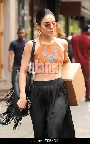 New York, NY, USA. 28. Mai 2015. Vanessa Hudgens unterwegs für Promi-Schnappschüsse - THU, Midtown Manhattan, New York, NY 28. Mai 2015. Bildnachweis: Kristin Callahan/Everett Collection/Alamy Live-Nachrichten Stockfoto