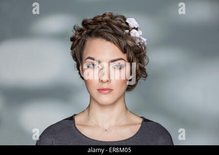 Porträt der schönen jungen Frau gegen die Wand Stockfoto