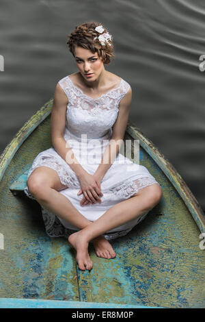 Hohen Winkel Porträt der traurige junge Braut sitzen im Boot am See Stockfoto