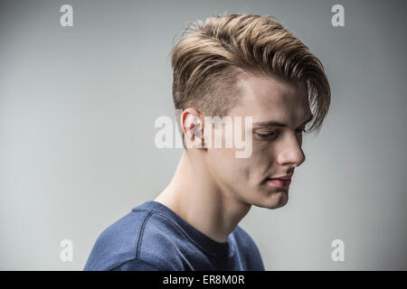 Trauriger junger Mann vor grauem Hintergrund Stockfoto