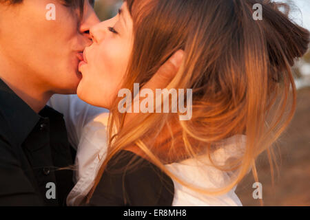 Seitenansicht des romantischen Paar küssen im freien Stockfoto