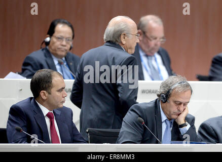 Zürich, Schweiz. 29. Mai 2015. FIFA-Präsident Joseph S. Blatter(C) Spaziergänge in vergangenen FIFA-Präsidentschaftskandidat jordanische Prinz Ali Bin Al Hussein (L) und UEFA President Michel Platini (C) während der 65. FIFA-Kongress mit der Präsidentschaftswahlen im Hallenstadion in Zürich, Schweiz, 29. Mai 2015. Bildnachweis: Aktion Plus Sport/Alamy Live-Nachrichten Stockfoto