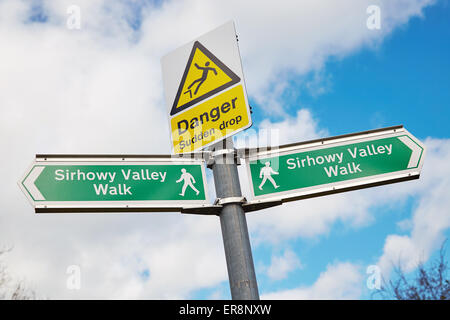 Sirhowy Tal zu Fuß und Gefahrenzeichen genommen an den vierzehn Schleusen entlang des Brecon und Monmouthshire Kanal, Newport, South Wales. Stockfoto