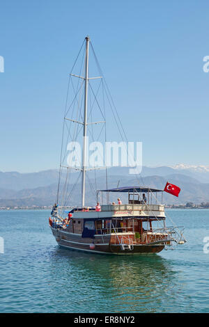 Eines der hölzernen Gulet Kardesler Boote für Ausflüge wie zum Beispiel die 12 Inselrundfahrt vom Hafen von Fethiye, Türkei. Stockfoto