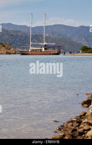 Eines der hölzernen Gulet Kardesler Boote für Ausflüge wie zum Beispiel die 12 Inselrundfahrt vom Hafen von Fethiye, Türkei. Stockfoto