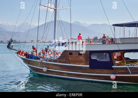 Eines der hölzernen Kardesler Boote für Ausflüge wie zum Beispiel die 12 Inselrundfahrt vom Hafen von Fethiye, Türkei. Stockfoto