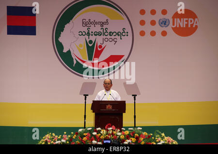 (150529)--YANGON, 29. Mai 2015 (Xinhua)--Myanmar Präsident U Thein Sein hält eine Rede bei der Einleitung der Myanmars 2014 bundesweite Volks- und Wohnungszählung Ergebnis in Nay Pyhi Taw, Myanmar, 29. Mai 2015. Der Bevölkerung Myanmars langsamer auf 0,89 Prozent pro Jahr gewachsen, ist weniger als die Hälfte der 1970er-Jahre-Rate nach das Hauptergebnis der 2014 Volks- und Wohnungszählung Freitag veröffentlicht. (Xinhua/Ko Thaung) (Lrz) Stockfoto