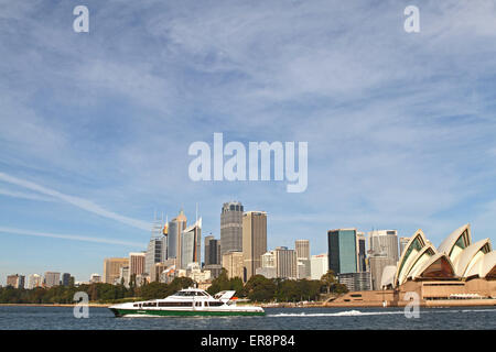 Skyline von Sydney mit einem vorbeifahrenden öffentliche Fähre Stockfoto