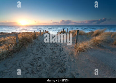 Sonnenuntergang über der Nordseestrand, Nord Holland, Niederlande Stockfoto