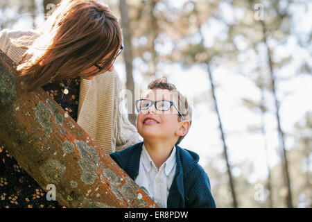 Liebevolle Mutter und Sohn sahen einander im Wald Stockfoto