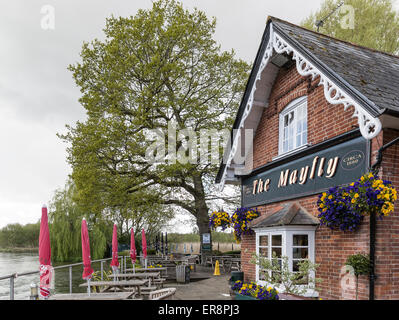 Die Eintagsfliege Riverside Pub, Fullerton, Stockbridge, Hampshire, UK. Stockfoto