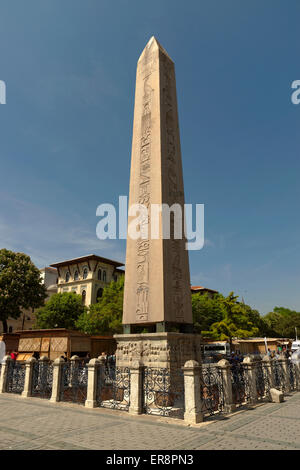 Der Obelisk Theodosius, der alten ägyptischen Obelisken des Pharaos Thutmose III im Hippodrom, Sultanahmet, Istanbul, Türkei Stockfoto