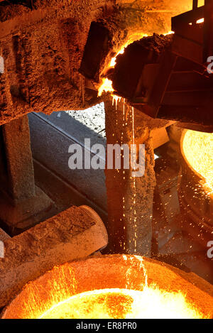 Flüssigmetall aus Hochofen Stockfoto