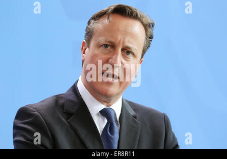 Berlin, Deutschland. 29. Mai 2015. Der britische Premierminister David Cameron beantwortet die Fragen der Journalisten auf das Bundeskanzleramt nach seinem Treffen mit der Kanzlerin in Berlin, Deutschland, 29. Mai 2015. Cameron ist auf einer Tour durch europäische Hauptstädte. Er will Reformen der EU-Mitgliedschaft Großbritanniens vor dem Referendum geplant für Ende 2017 zu verhandeln. Foto: WOLFGANG KUMM/Dpa/Alamy Live News Stockfoto