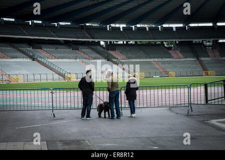 Besucher zahlen Tribut an den Tag des 30. Jahrestages der Tragödie im Heysel-Stadion umbenannt König-Baudouin-Stadion in Brüssel auf 29.05.2015 die Heysel-Katastrophe ereignete sich vor Beginn der 1985 European Cup final Liverpool - Juventus zusammengefaltet eine Wand unter dem Druck der Fans als Ergebnis der Unruhen vor dem Start zu entkommen. 39 Menschen starben und 600 wurden verletzt. von Wiktor Dabkowski Stockfoto