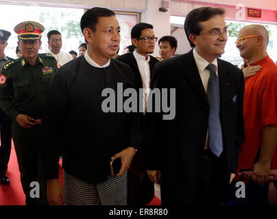 Yangon, Myanmar. 29. Mai 2015. Myanmar Informationen Minister U Ye Htut (L, vorn) betreut das internationale Filmfestival Erbe in Yangon, Myanmar, 29. Mai 2015. Das International Film Heritage Festival, veranstaltet von Myanmar, startete auf der Nay Pyi Taw Kino in Yangon Freitag. Bildnachweis: U Aung/Xinhua/Alamy Live-Nachrichten Stockfoto