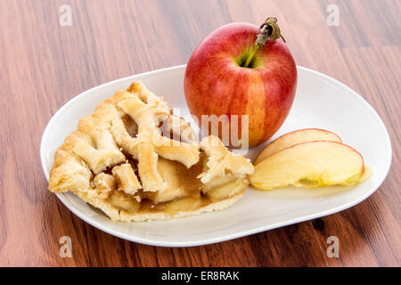 ein frisch gebackenes geschnittenen Apfelkuchen und rote Äpfel Stockfoto