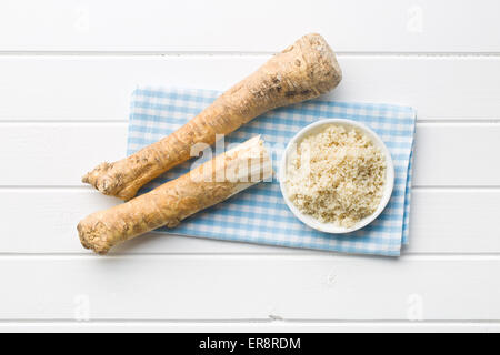 geriebenem Meerrettich-Wurzel auf Küchentisch Stockfoto