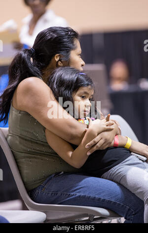 Eine Mutter und Tochter warten, während eine kostenlose ärztliche Mission von der SC Dental Association am 23. August 2013 in North Charleston, South Carolina statt. Mehr als 1.000 Menschen zeigte sich kostenlose zahnmedizinische und medizinische Versorgung zu erhalten. Stockfoto