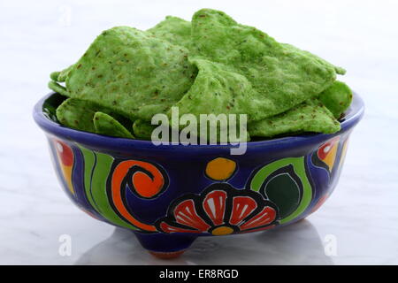 Mexikanische Mais Totopos oder Nacho-Chips auf retro Vintage Carrara-Marmor, perfekt für Ihre mexikanische und Tex-Mex-Rezepte. Stockfoto