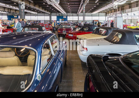 VERONA, Italien - Mai 25: "Verona Legend Cars" ist eine bedeutende Ausstellung von Oldtimern in Verona auf Samstag, 9. Mai 2015. Fans Stockfoto