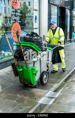 Street Cleaner mit LKW-Reinigung der Straßen mit Staub Warenkorb Salisbury Wiltshire Stockfoto