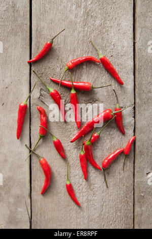 Direkt oben geschossen rote Chili peppers auf Holztisch Stockfoto