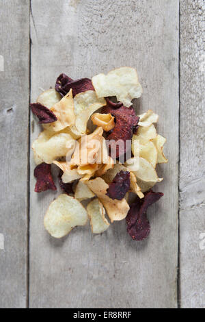 Direkt oben geschossen von Kartoffel- und rote Bete-chips auf Holztisch Stockfoto