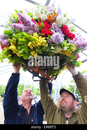 Girlande-Hersteller geben den letzten Schliff zu einem floralen Kopfschmuck aus zur Feier des Oak Apple Day, Castleton, Derbyshire, UK Stockfoto