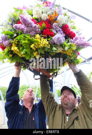 Girlande-Hersteller geben den letzten Schliff zu einem floralen Kopfschmuck aus zur Feier des Oak Apple Day, Castleton, Derbyshire, UK Stockfoto