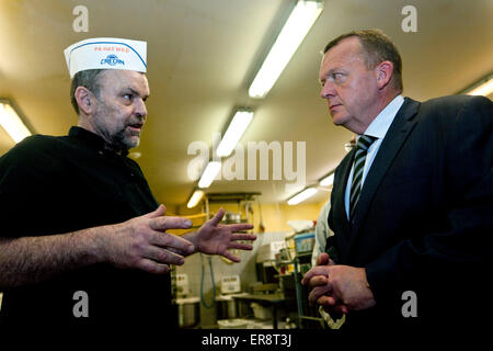 Svinninge, Dänemark, 29. Mai 2015: Bäckerei Miteigentümer, Rene Christensen (L) erklärt Oppositionsführer, Lars Lokke Rasmussen (R), Venstre (gelesen: die Liberalen) über sein Problem, Einstellung von Mitarbeitern aufgrund der zu kleine Unterschied zwischen Arbeitslosigkeit nutzen und Gehalt. Beanspruchten zu klein Arbeitslosigkeit nutzen und Gehalt unterscheidet sich von einem Fokuspunkt in Venstres Wahlprogramm: "Es muss auszahlen zu arbeiten" Stockfoto