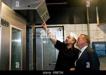 Svinninge, Dänemark, 29. Mai 2015: Bäckerei Miteigentümer, Rene Christensen (L) den Betrieb des erklärt seine Backöfen Oppositionsführer, Lars Lokke Rasmussen (R), Venstre (gelesen: die Liberalen). Herr Lokke besucht die Firma – in Svinninge Seeland – als Bestandteil seiner Wahlkampagne Stockfoto