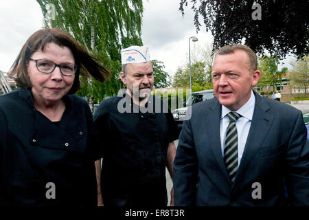 Svinninge 29. Mai 2015: Svinninge, Dänemark, 29. Mai 2015: dänische Oppositionsführer Lars Lokke Ramussen (Venstre, lesen: die Liberalen) trifft Bäckerei Besitzer Inge und Rene Christensen. Sie Probleme, die Einstellung von Mitarbeitern wegen zu kleinen Unterschied zwischen nutzen und Gehalt Arbeitslosigkeit konfrontiert sind, behaupten sie. Dies ist auch der Schwerpunkt Punkt in Venstres Wahlprogramm: "Es muss auszahlen zu arbeiten" Stockfoto