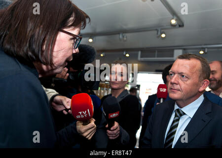 29. Mai 2015 Svinninge, Dänemark: Dänische Oppositionsführer Lars Lokke Ramussen (R) Venstre (gelesen: die Liberalen), spricht mit Bäckerei Miteigentümer Inge tauft in Svinninge Seeland über die Probleme sie Ansprüche mit Einstellung von Mitarbeitern trotz Arbeitslosigkeit. Beanspruchten zu klein Arbeitslosigkeit nutzen und Gehalt unterscheidet sich von einem Fokuspunkt in Venstres Wahlprogramm: "Es muss auszahlen zu arbeiten" Stockfoto