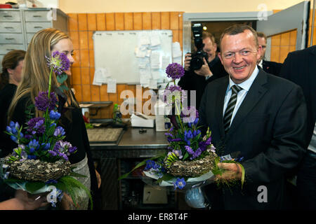 29. Mai 2015 Svinninge, Dänemark: Dänische Oppositionsführer Lars Løkke Ramussen (M), Venstre (gelesen: die Liberalen) erhält Blumen und seine Lieblings-Kuchen – "Black And White" – bei seinem Besuch in einer Bäckerei in Svinninge Seeland. Der Besuch ist Teil seiner Wahlkampagne Stockfoto