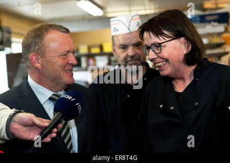 29. Mai 2015 Svinninge, Dänemark: Dänische Oppositionsführer Lars Løkke Ramussen (L) (Venstre, lesen: die Liberalen) trifft Bäckerei Besitzer Inge und Rene Christensen. Sie Probleme, die Einstellung von Mitarbeitern wegen zu kleinen Unterschied zwischen nutzen und Gehalt Arbeitslosigkeit konfrontiert sind, behaupten sie. Beanspruchten zu klein Arbeitslosigkeit nutzen und Gehalt unterscheidet sich von einem Fokuspunkt in Venstres Wahlprogramm: "Es muss auszahlen zu arbeiten" Stockfoto