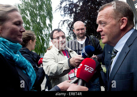 29. Mai 2015 Svinninge, Dänemark: Dänische Oppositionsführer Lars Løkke Ramussen (M), Venstre (gelesen: die Liberalen) ist von der Presse über seine Aussagen über arbeitslose Menschen, die nicht die Arbeitsplätze aufgrund von zu wenig Unterschied zwischen Arbeitslosengeld und Gehalt interviewt. Anfang dieser Woche Mr Lokke markiert einen konkreten Fall, die jedoch konnte nicht überprüft werden und ein Medien-Sturm Mr Lokke berücksichtigte. Ein wichtiger Schwerpunkt in Venstres Wahlprogramm ist: "Es muss auszahlen zu arbeiten" Stockfoto