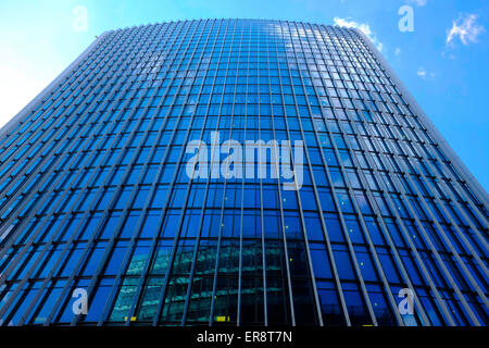 Schneiden Sie Rand-Architektur und Design bei 20 Fenchurch Street auch bekannt als das Walkie Talkie Gebäude. Stockfoto