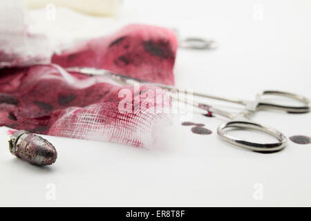 Chirurgische Komposition mit Kugel, Blut und bandage Stockfoto