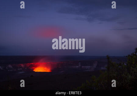 Atemberaubende Landschaft Kilauea, Hawaii Insel bei Nacht - Rauchen mit einer Wolke durch und fangen Sie die Leuchten aus dem Krater von Lava unten driften, USA Stockfoto